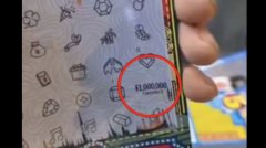 刮中百万大奖 中国女子彩票遭摊主夺走